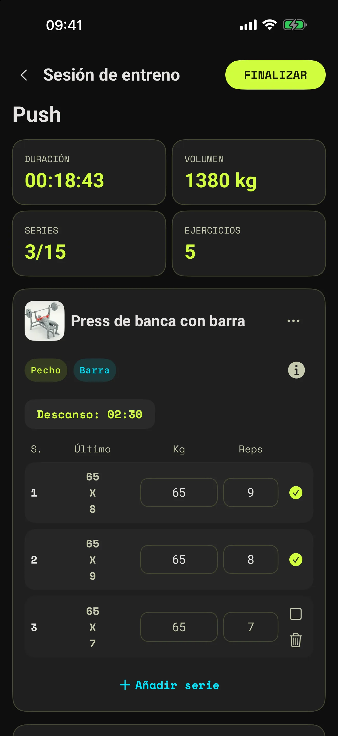 Entrenamiento activo con pesos, repeticiones, series anteriores y temporizador de descanso.